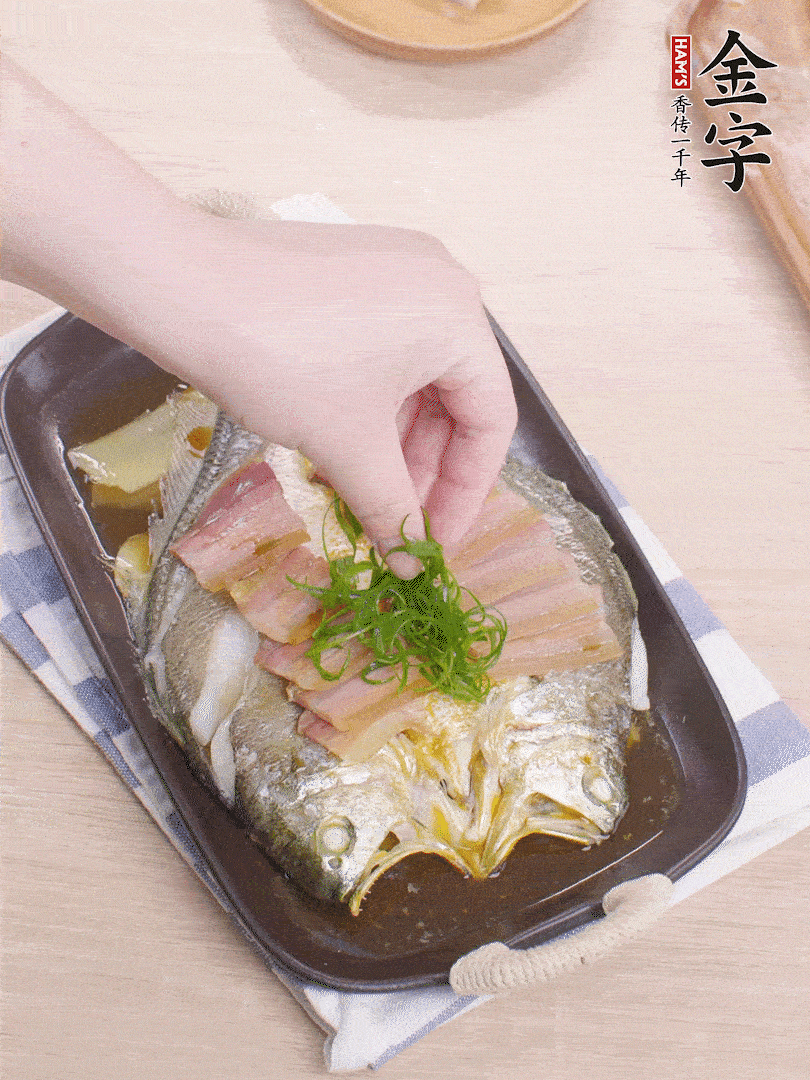 取出姜蔥，淋2勺蒸魚(yú)豉油，擺蔥絲。