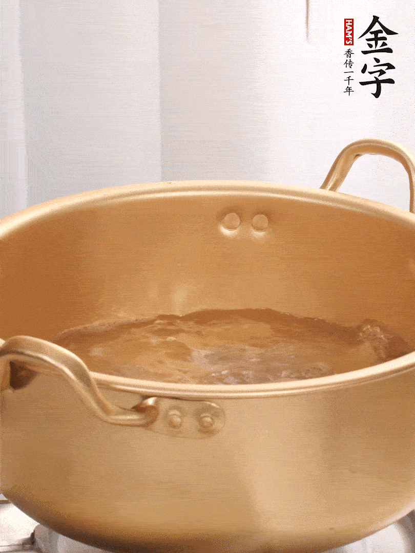 排骨加姜片、料酒，冷水下鍋焯水，撇去浮沫。