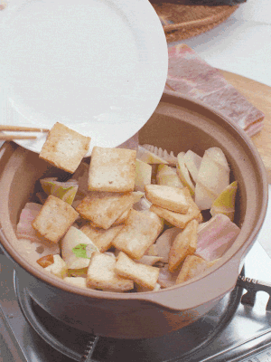 依次下春筍、豆腐，開水沒過(guò)食材。