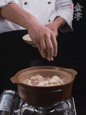 下蝦仁干，煮5分鐘。撒蒜葉，煮1分鐘。