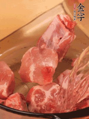 排骨冷水下鍋，加料酒、姜片，煮開(kāi)綽水