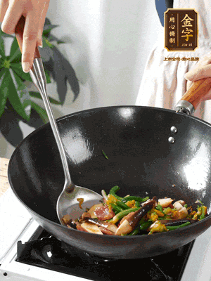 煸香蒜末，下香腸翻炒均勻，再依次下雞縱菌、黃瓜花
