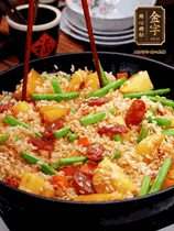 加水，沒(méi)過(guò)大部分食材。把瀝干水分的米飯均勻地鋪在上面，筷子戳幾個(gè)洞