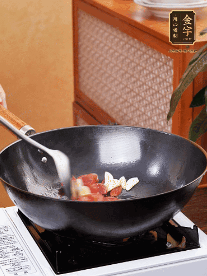 熱油，香腸微微煸出香味，加蒜片、小米辣